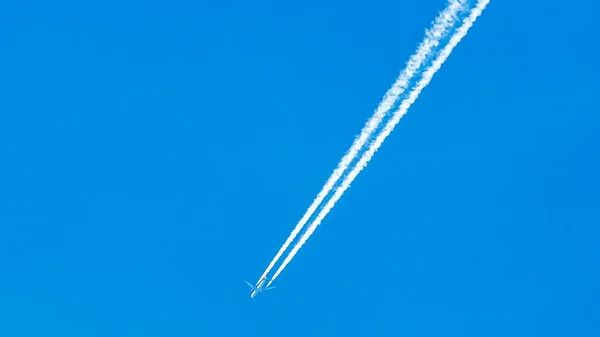 Avión Dos Motores Durante Vuelo Con Rastros Condensación — Foto de Stock