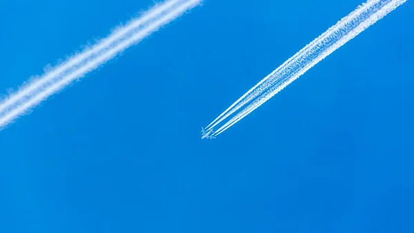 Avión Dos Motores Durante Vuelo Con Rastros Condensación — Foto de Stock
