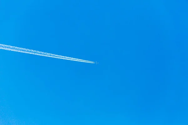 Avión Dos Motores Durante Vuelo Con Rastros Condensación — Foto de Stock