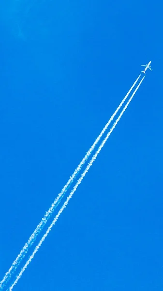 Uçuş Sırasında Iki Motorlu Uçak Yoğunlaşma Izleri — Stok fotoğraf