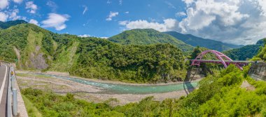Tayvan dağlarındaki Pembe Kemer Köprüsü 'nde panoramik resim