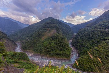 Tayvan dağlarının tipik pürüzlü manzarası üzerine panoramik resim
