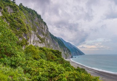 Tayvan 'daki ünlü Qingshui uçurumunun bulutlu manzarası.