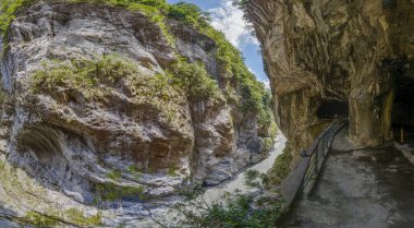 Tayvan adasındaki Taroko Ulusal Parkı 'ndaki dar Taroko boğazının panoramik resmi