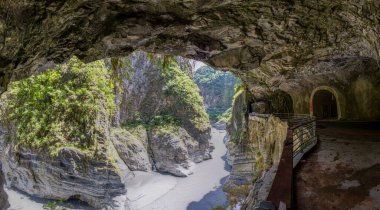 Tayvan adasındaki Taroko Ulusal Parkı 'ndaki dar Taroko boğazının panoramik resmi