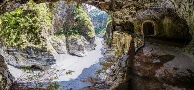 Tayvan adasındaki Taroko Ulusal Parkı 'ndaki dar Taroko boğazının panoramik resmi
