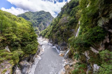 Tayvan adasındaki Taroko Ulusal Parkı 'ndaki dar Taroko boğazının panoramik resmi.