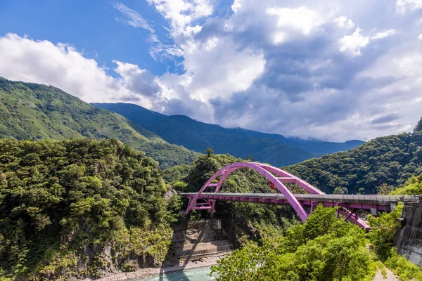 Imagen Panorámica Del Puente Del Arco Rosa Las Montañas Taiwán —  Fotos de Stock
