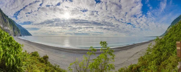 Panoramiczny Widok Sielankową Plażę Wschodnim Wybrzeżu Tajwanu Zachmurzonym Niebem — Zdjęcie stockowe