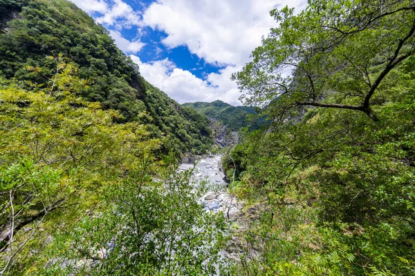 Imagen panorámica del estrecho desfiladero de Taroko en el Parque Nacional Taroko en la isla de Taiwán en verano —  Fotos de Stock