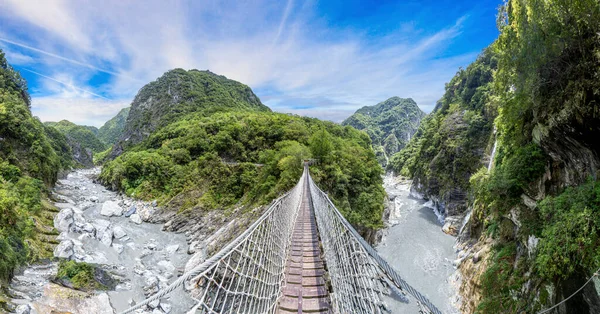 Vista panorámica del puente colgante en el parque nacional de Taroko en Taiwán en verano —  Fotos de Stock