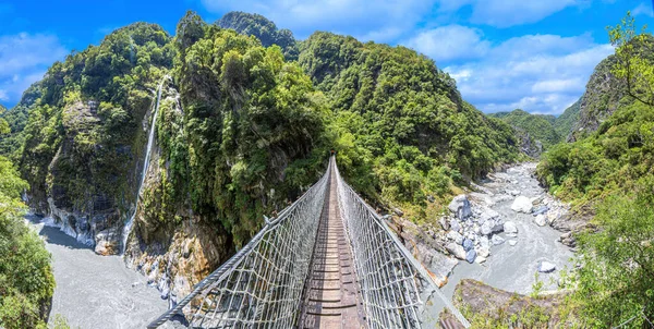 Vista panorámica del puente colgante en el parque nacional de Taroko en Taiwán en verano —  Fotos de Stock
