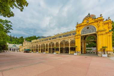 Çek kaplıca kenti Marienbad 'daki tarihi Kolonada binasının manzarası