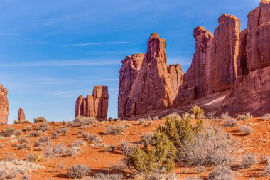Utah 'taki Arches Ulusal Parkı' nın doğal ve jeolojik harikalarının panoramik resmi
