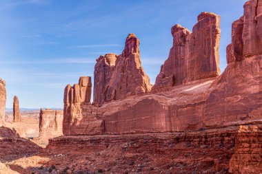 Utah 'taki Arches Ulusal Parkı' nın doğal ve jeolojik harikalarının panoramik resmi