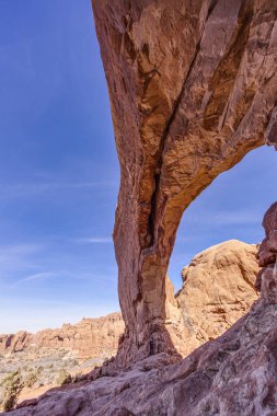 Utah 'taki Arches Ulusal Parkı' nın doğal ve jeolojik harikalarının panoramik resmi