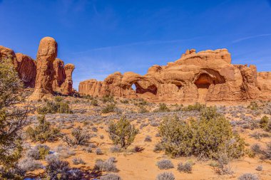 Utah 'taki Arches Ulusal Parkı' nın doğal ve jeolojik harikalarının panoramik resmi