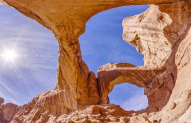 Utah 'taki Arches Ulusal Parkı' nın doğal ve jeolojik harikalarının panoramik resmi