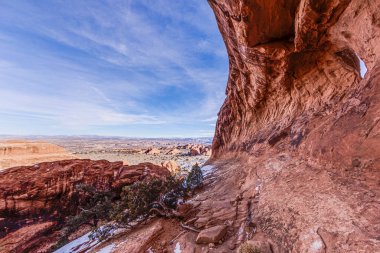 Utah 'taki Arches Ulusal Parkı' nın doğal ve jeolojik harikalarının panoramik resmi