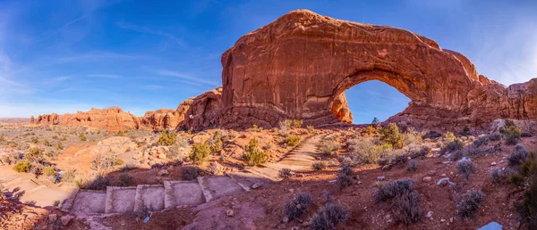 Utah 'taki Arches Ulusal Parkı' nın doğal ve jeolojik harikalarının panoramik resmi