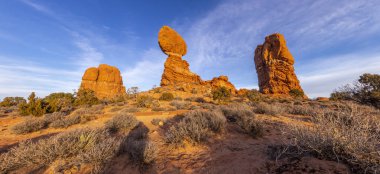 Geceleri Arches Ulusal Parkı 'ndaki etkileyici kumtaşı oluşumlarının panoramik resmi