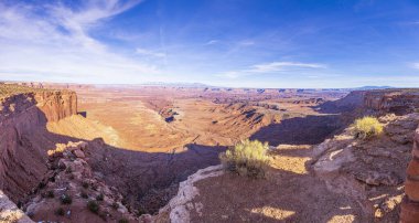 Utah Conyonlands Ulusal Parkı 'ndaki tipik kaya oluşumlarına bak