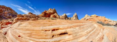 Fire State Park vadisinde renkli kaya oluşumunun panoramik resmi