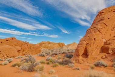 Fire State Park vadisinde renkli kaya oluşumunun panoramik resmi