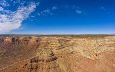 Utah 'taki Monument Vadisi' nin yakınındaki Moki Dugway 'e bak.