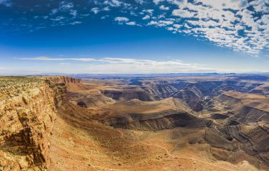 Utah 'taki San Juan nehir kanyonu üzerinde Muley Point' ten Anıt Vadisi 'ne yakın.