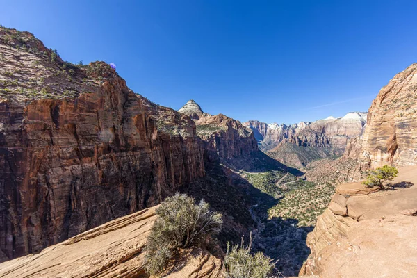 Zion Ulusal Parkı 'ndaki Pine Creek Kanyonu' na bakın.