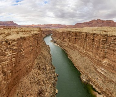 Navajo Köprüsü 'nden yeşil renkli Colorado nehrinin panoramik manzarası