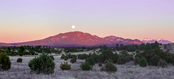 Geceleyin Arizona Büyük Kanyon Yakınlarında Humphreys Tepesi Nde Dolunay Yükseliyor — Stok fotoğraf