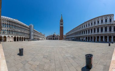 Campanile ve ST Marcus Basilika ile Venedik 'teki Plaza San Marco' nun resmi.