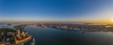 Gün doğarken Venedik ve Lido adalarının göl manzarası.