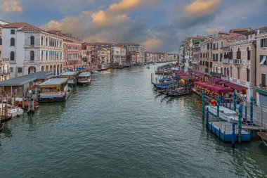 Venedik 'teki Canale Grande' ye yazın gün batımında bakın