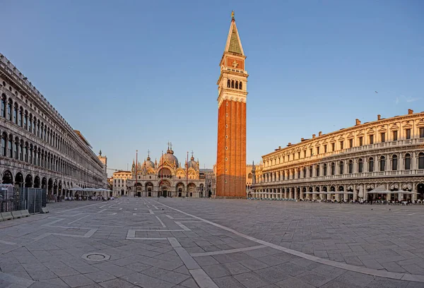 Campanile ve ST Marcus Basilika ile Venedik 'teki Plaza San Marco' nun resmi.