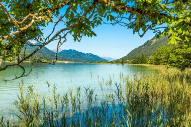 Avusturya 'daki güzel Weissensee Gölü' nün resmi.