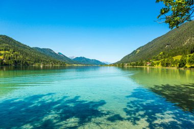 Avusturya 'daki güzel Weissensee Gölü' nün resmi.