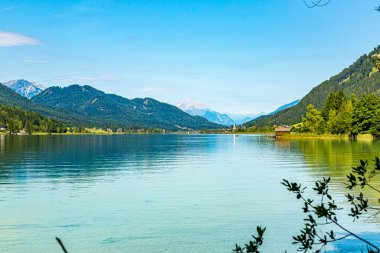 Avusturya 'daki güzel Weissensee Gölü' nün resmi.