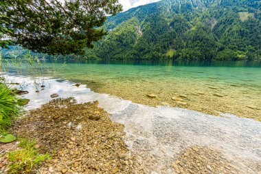 Avusturya 'daki güzel Weissensee Gölü' nün resmi.