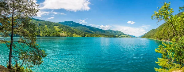 Weissensee Gölü 'nün Avusturya' daki panoramik manzarası