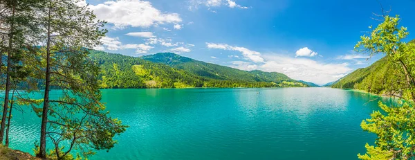 Weissensee Gölü 'nün Avusturya' daki panoramik manzarası