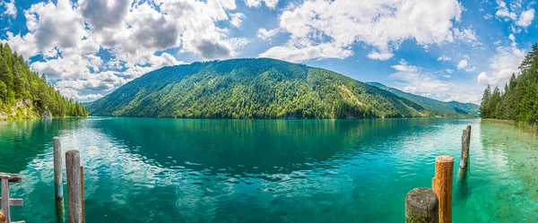 Weissensee Gölü 'nün Avusturya' daki panoramik manzarası