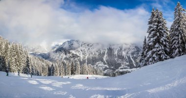 Fotoğraf, Kanzelwand kayak alanındaki Kleinwalsertal 'da 2013 kışında sis peçeli bir kayak pistinde çekildi.