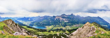 Avusturya 'daki Tannheimer Vadisi üzerinde Halden Gölü ve Krinnenspitze Zirvesi manzaralı panoramik bir resim