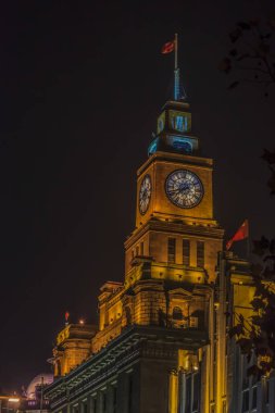 Gece vakti Shanghai Bund 'daki saat kulesine bak