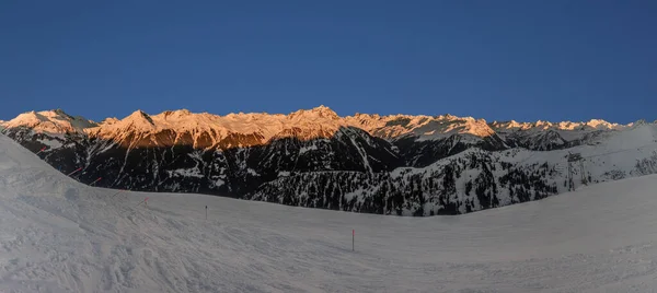 Imagen Panorámica Zona Esquí Montafon Austria Con Cielo Azul Durante —  Fotos de Stock