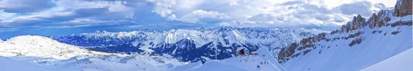 冬季蓝天下 爱芬滑雪升山站全景图 — 图库照片
