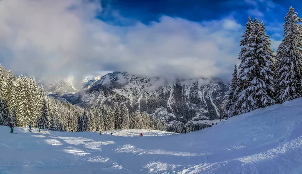2013年冬季上午在Kanzelwand滑雪区Kleinwalsertal拍摄的带有雾篷的滑雪斜坡照片 — 图库照片